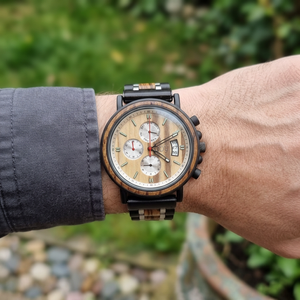Aquila portée avec une chemise gris anthracite