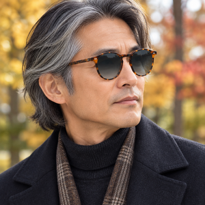 Homme portant les lunettes de soleil Châtaigne
