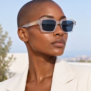 Femme portant les lunettes de soleil Poire