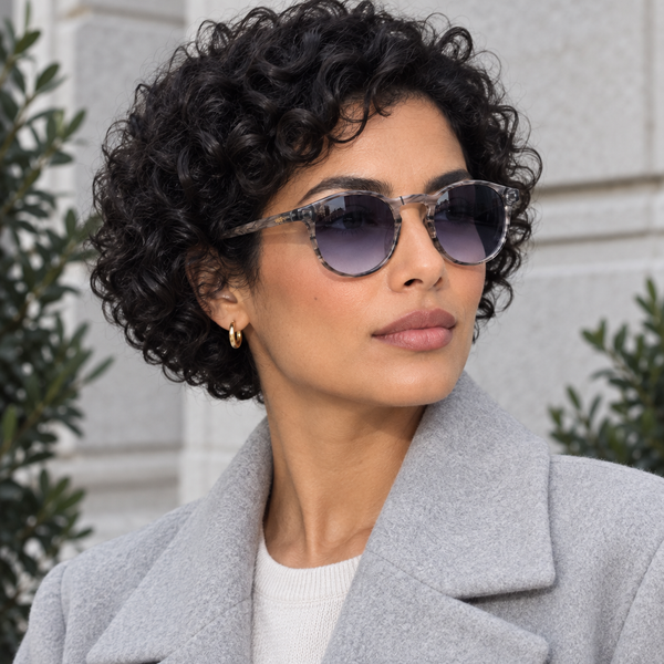 Femme portant les lunettes Genièvre en acétate marbré gris
