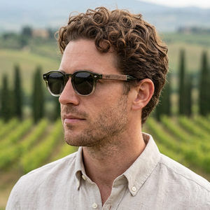 Lunettes Florence bois et acétate portées par un homme