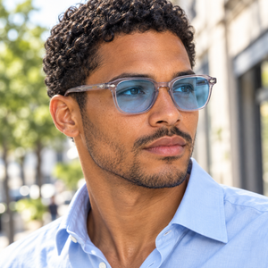 Homme portant les lunettes Quetsche à verres bleu ciel transparents