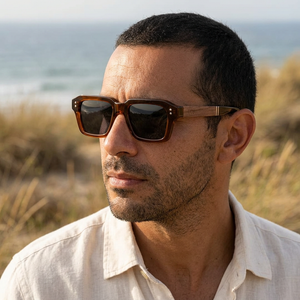 Lunettes Porto bois et acétate portées par un homme