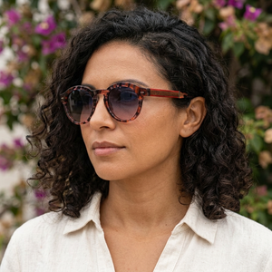 Lunettes Lisbonne bois et acétate portées par une femme