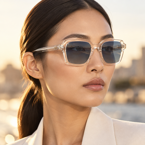 Femme portant les lunettes de soleil Pêche