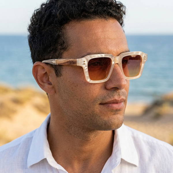 Lunettes Barcelone bois et acétate portées par un homme