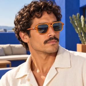 Homme portant les lunettes Physalis en acétate orange