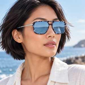 Femme portant les lunettes de soleil Myrtille
