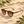 Bild in Galerie hochladen, Lunettes de soleil Mirabelle posées sur du sable dans un décor naturel
