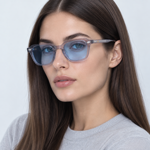 Femme portant les lunettes Quetsche à verres bleu ciel transparents