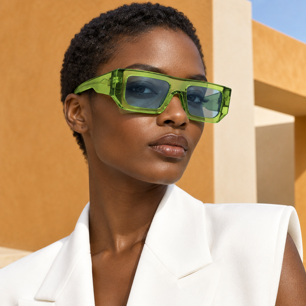 Femme portant les lunettes Carambole en acétate vert anis