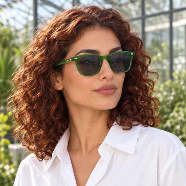 Femme portant les lunettes de soleil Combava