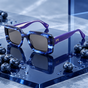 Lunettes de soleil Maqui posées près de baies bleu-violet