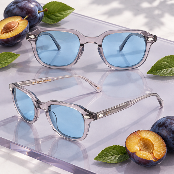 Lunettes Quetsche à verres bleus transparents posées près de prunes quetsches