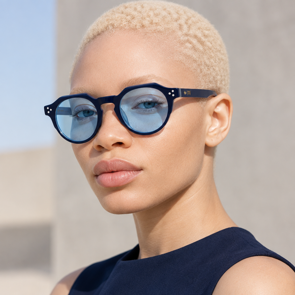 Femme portant Jaboticaba avec verres bleu clair transparents
