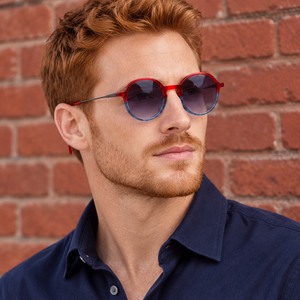Homme portant les lunettes rondes Groseille bicolores
