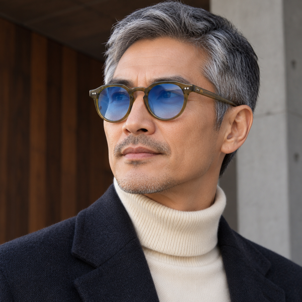Homme portant les lunettes Reine-Claude vert olive