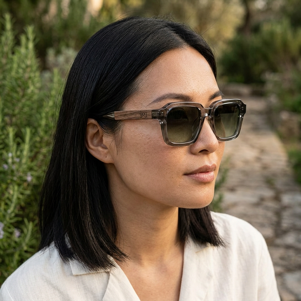 Lunettes Rome bois et acétate portées par une femme