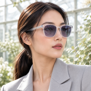 Femme portant les lunettes Chasselas en acétate cristal transparent