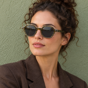 Femme portant les lunettes octogonales Sapote olive-brun