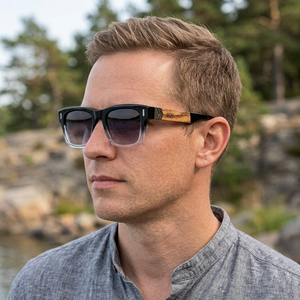 Lunettes Stockholm bois et acétate portées par un homme