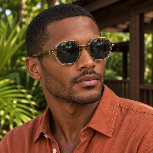 Homme portant les lunettes octogonales Sapote olive-brun