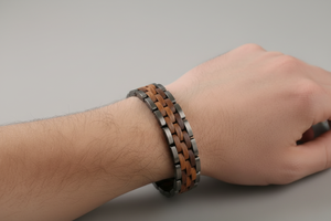 Bracelet Amazone porté au poignet, sans fermoir