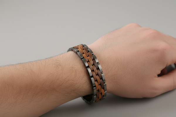 Bracelet Amazone porté au poignet, sans fermoir