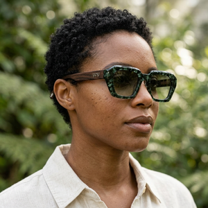 Lunettes Prague bois et acétate portées par une femme