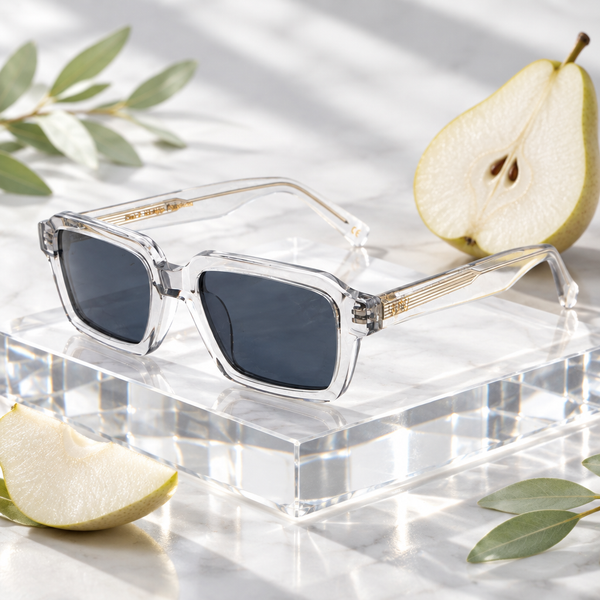 Lunettes de soleil Poire posées près d’une poire blanche