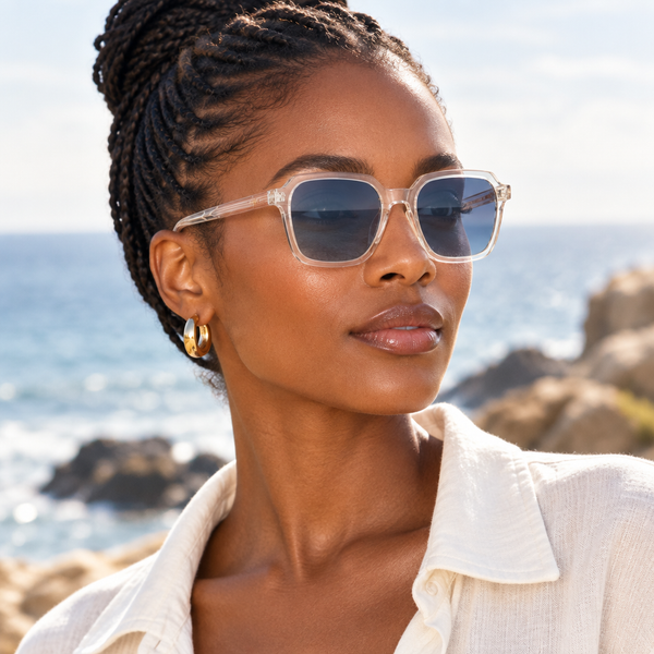 Femme portant les lunettes de soleil Nashi