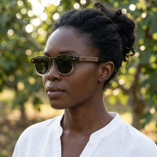 Lunettes Florence bois et acétate portées par une femme