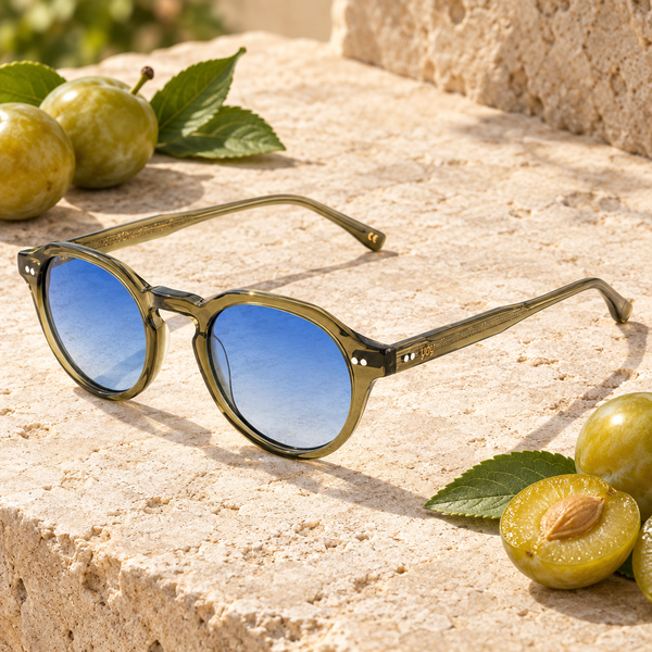 Lunettes Reine-Claude posées près de prunes vertes Reine-Claude