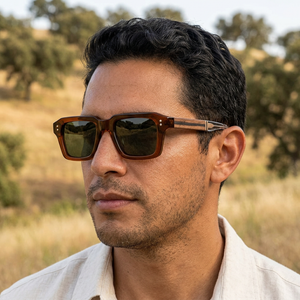 Lunettes Madrid bois et acétate portées par un homme