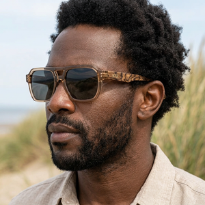 Lunettes Amsterdam bois et acétate portées par un homme