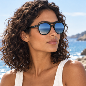 Femme portant les lunettes de soleil Prunelle