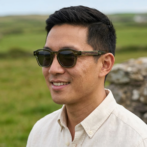 Lunettes Dublin bois et acétate portées par un homme