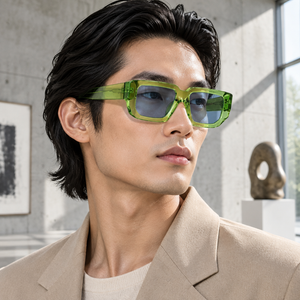 Homme portant les lunettes Carambole en acétate vert anis