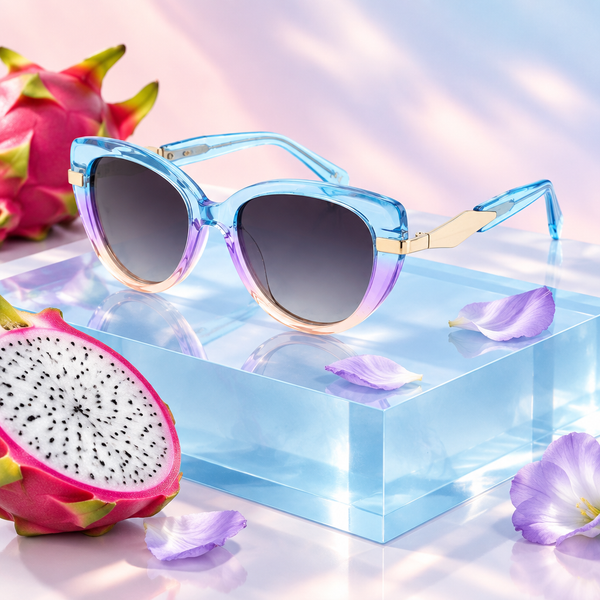Lunettes Pitaya posées sur un décor bleu glacier près d’un fruit pitaya
