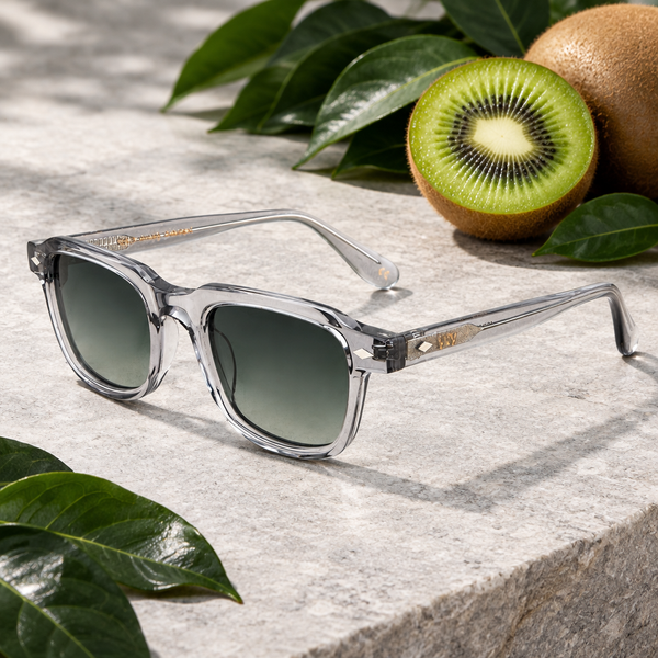 Lunettes de soleil Kiwi posées près d’un kiwi coupé